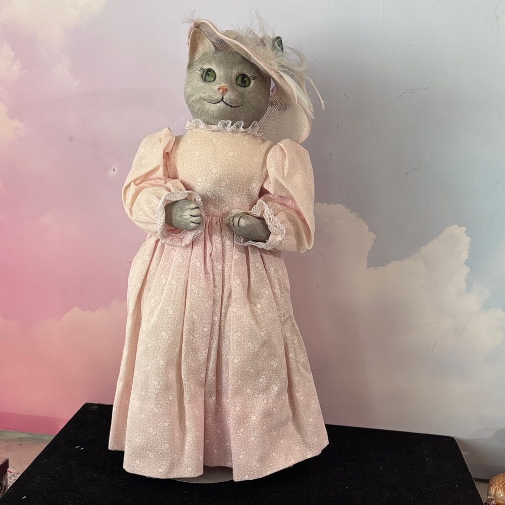 Vintage artist-made collectible Cat Figurine in Pink Dress - Picture 2 of 11